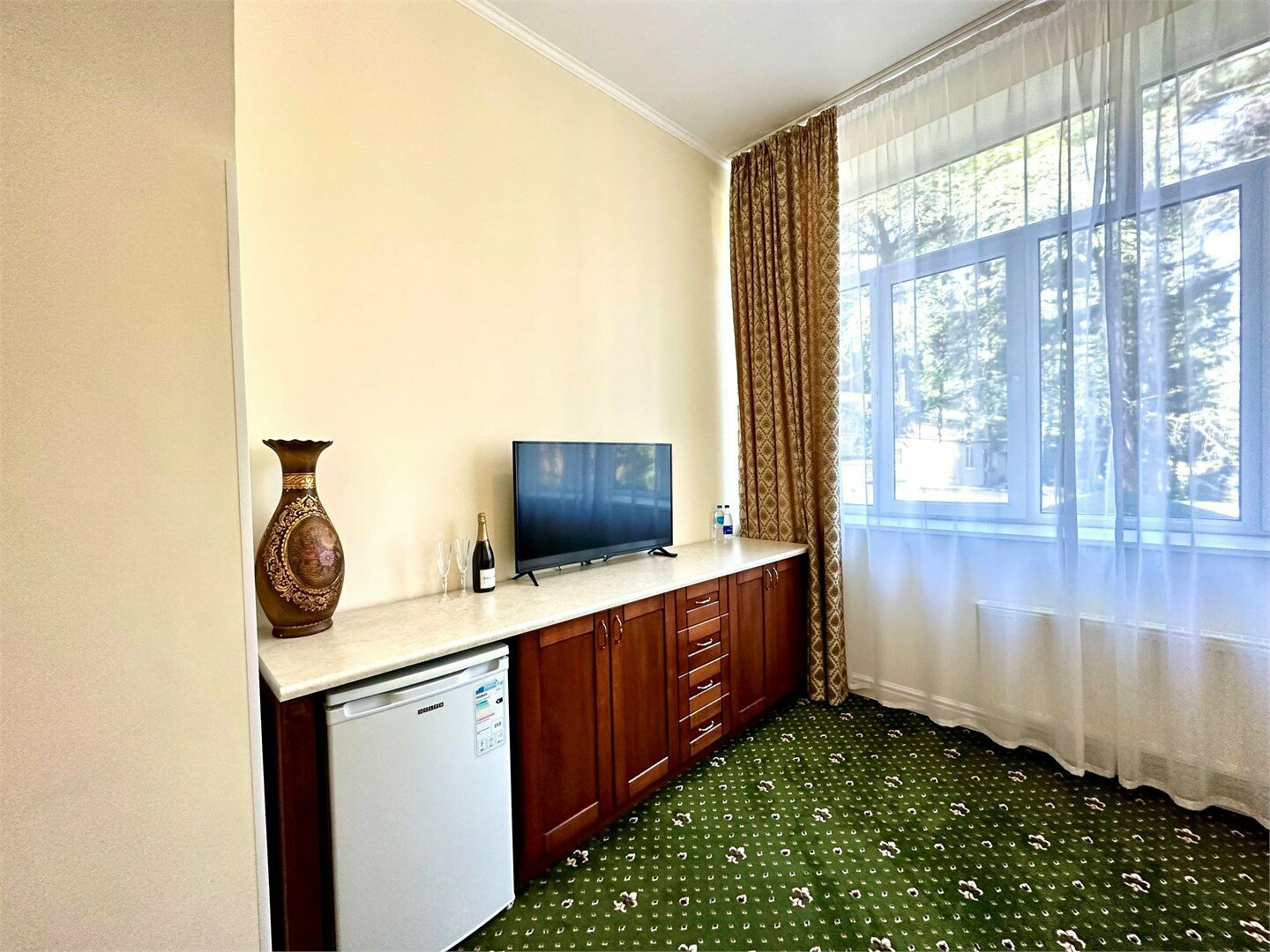 Номера Премиум Люкс с балконом с одной совместной кроватью с видом на море