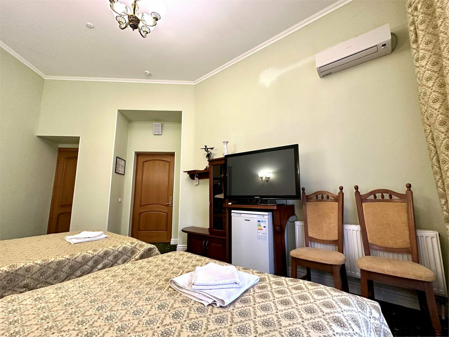 Номера Комфорт с балконом с двумя раздельными кроватями с видом во двор