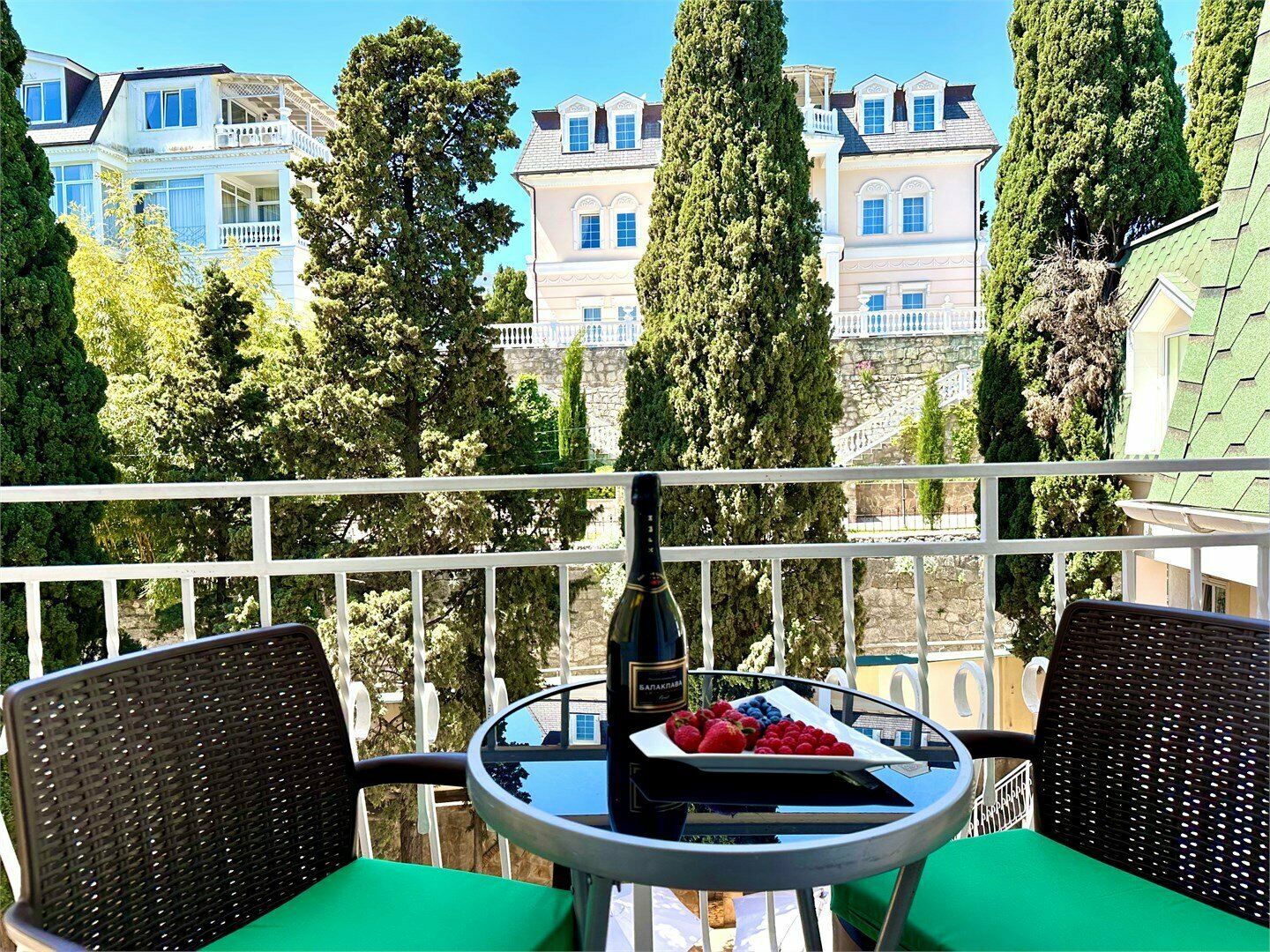 Номера Комфорт с балконом с двумя раздельными кроватями с видом во двор