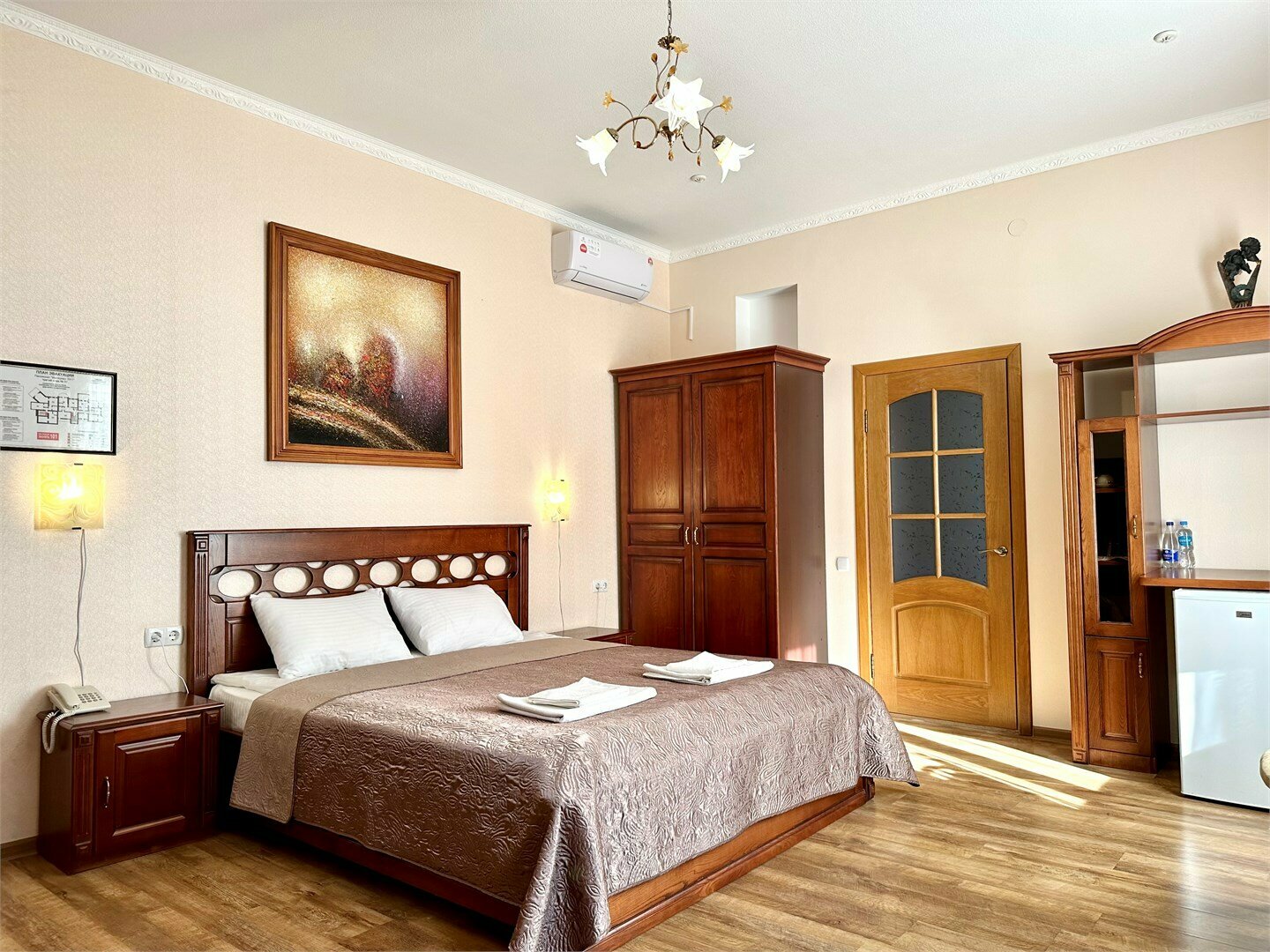 Номера Бизнес без балкона с одной совместной кроватью с видом во двор