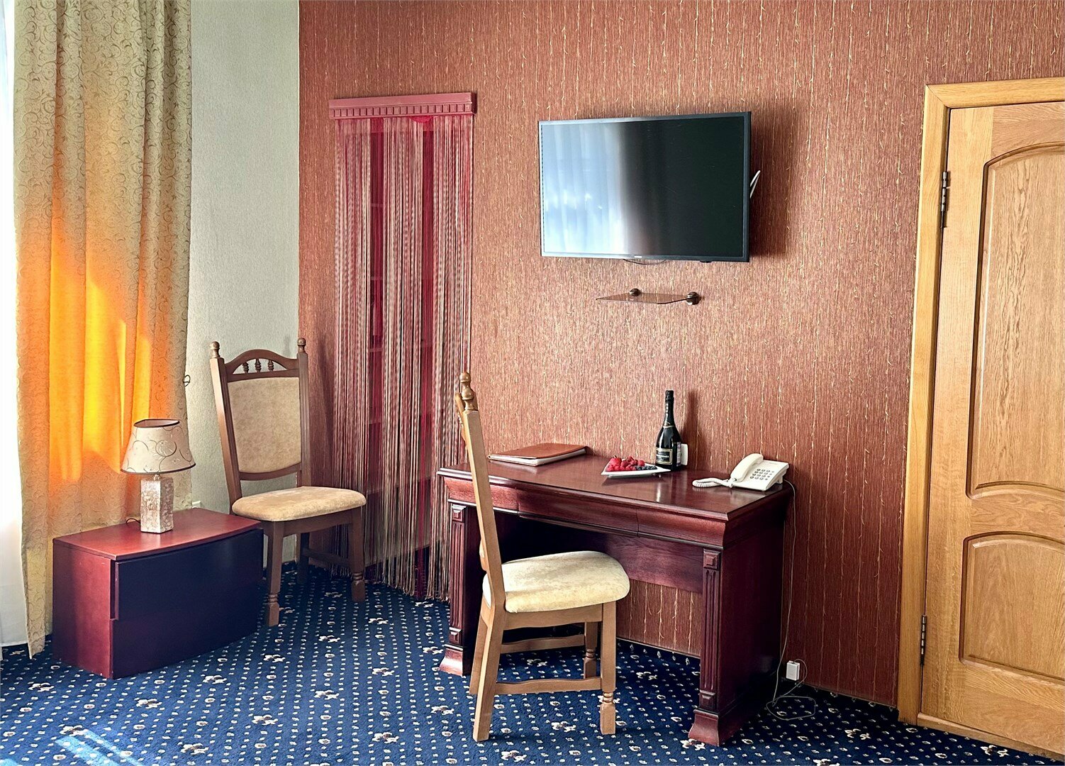 Номера Бизнес без балкона с одной совместной кроватью с видом во двор