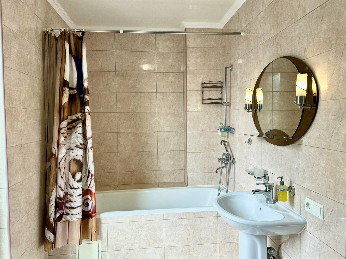 Номера бизнес с балконом с одной совместной кроватью с видом во двор