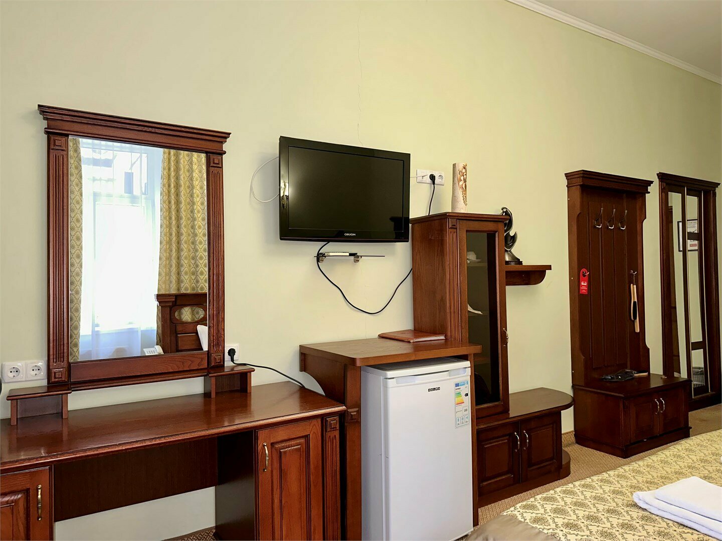 Номера Стандарт без балкона с одной совместной кроватью с видом во двор