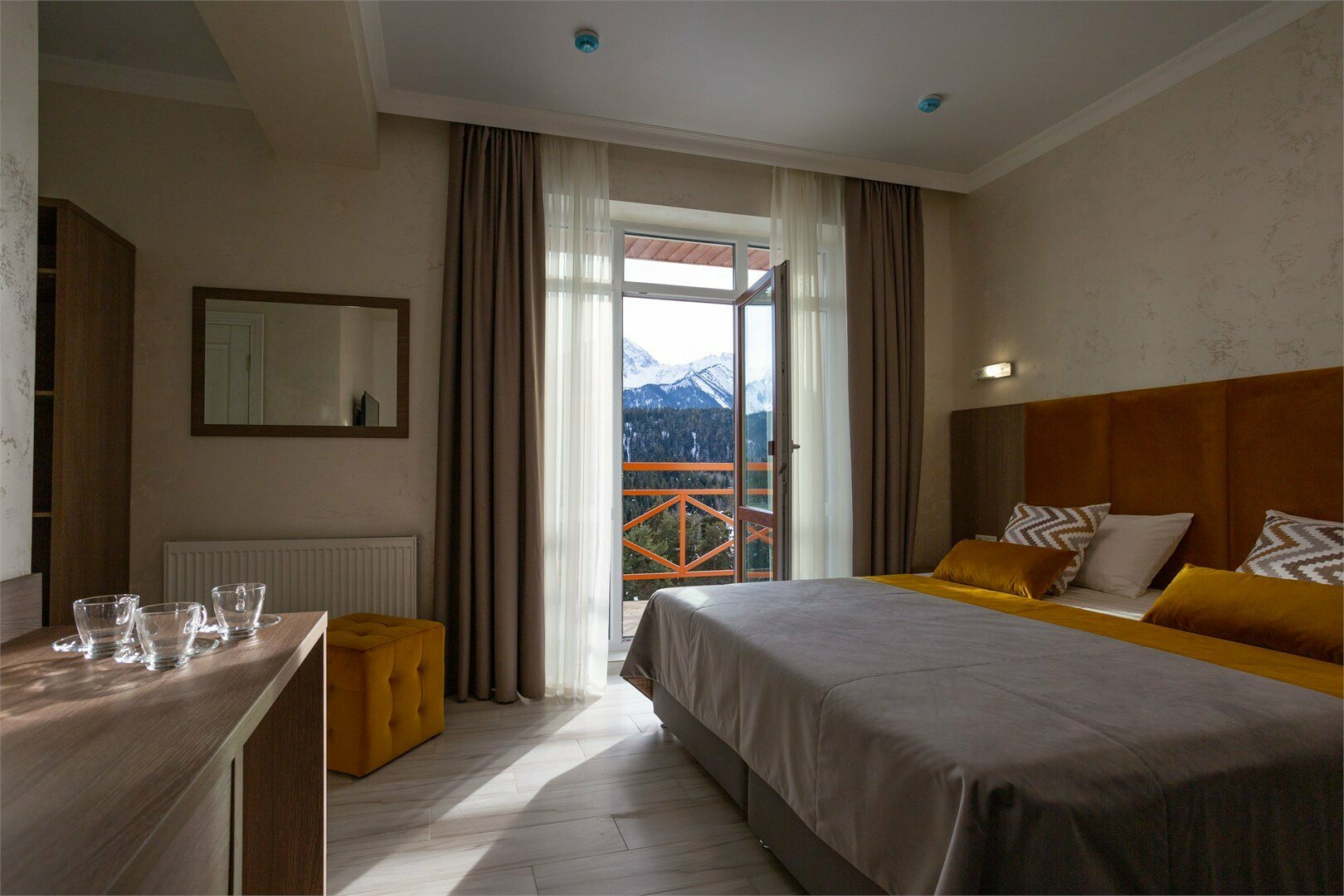 Трехместный Люкс с панорамным видом на горы