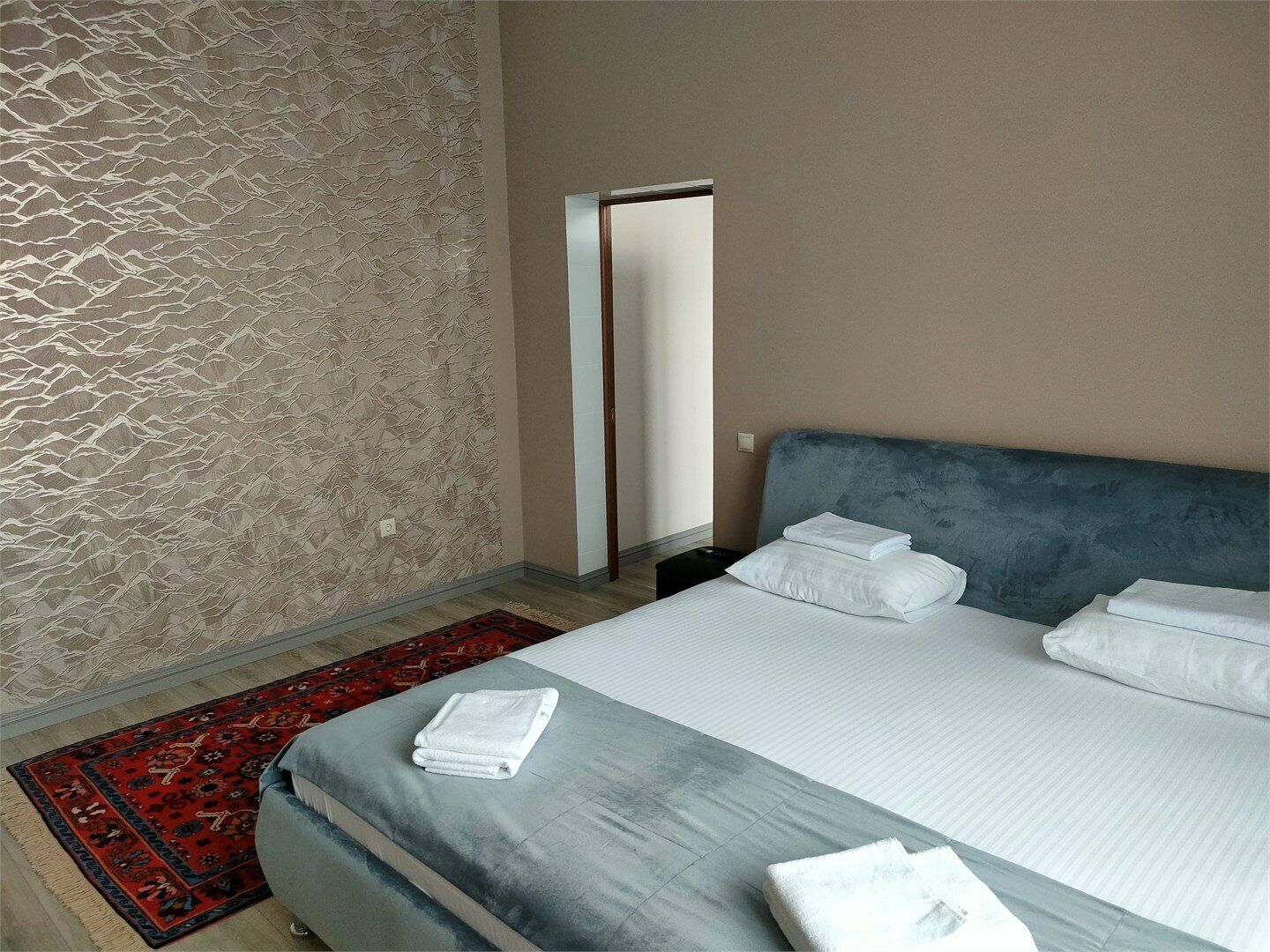 ДВУХКОМНАТНЫЙ ЛЮКС С ВИДОМ НА МОРЕ И БАЛКОНОМ