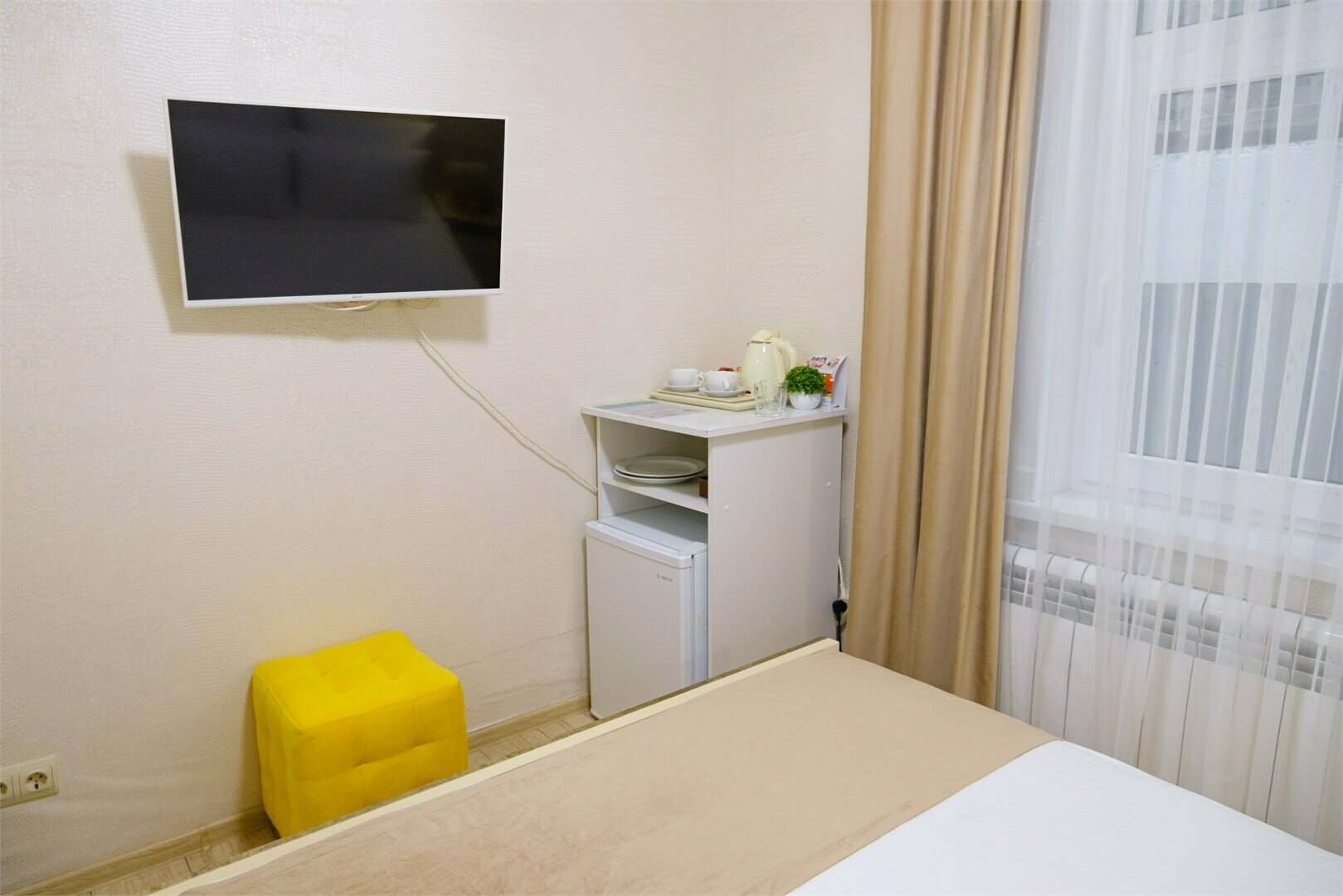 Стандартный бюджетный номер с видом во двор и на стену здания