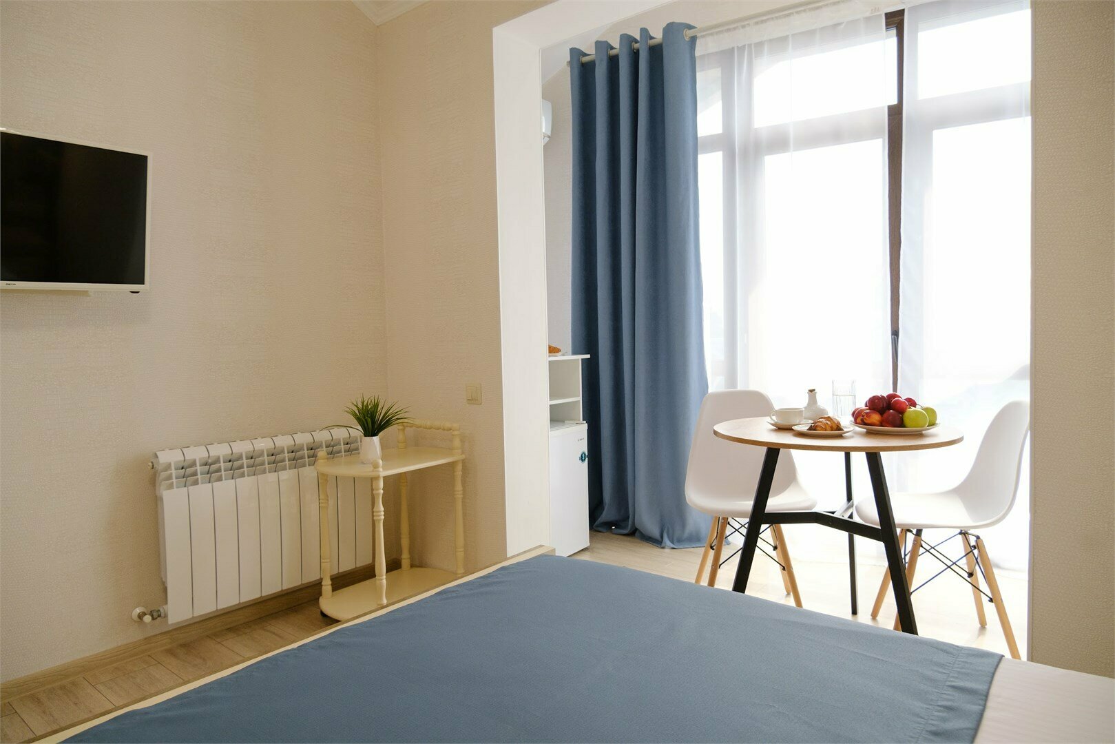 Студия Панорамная с балконом, мини кухней и видом на город и зелёную зону