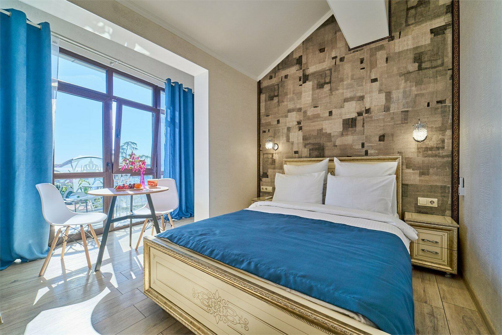 Студия Панорамная улучшенная с балконом, мини кухней и видом на город и море