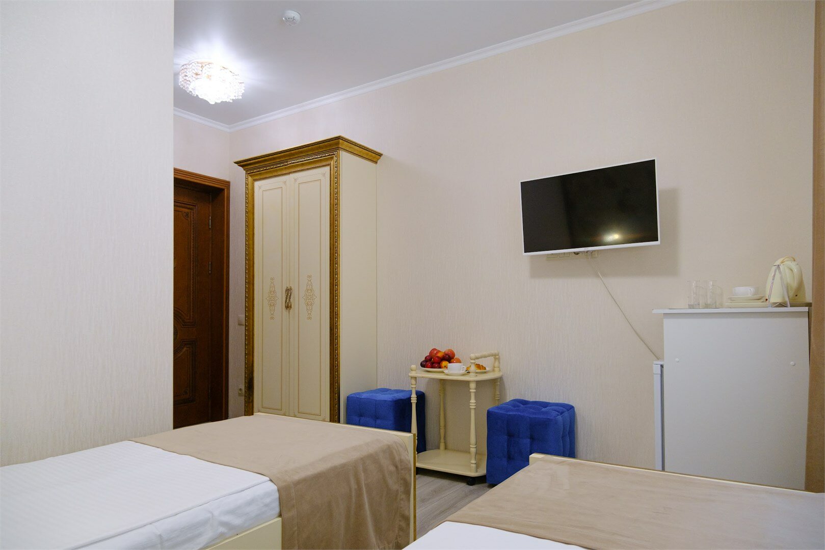 Стандарт улучшенный с двумя отдельными или одной двуспальной кроватью, вид во двор и на стену здания