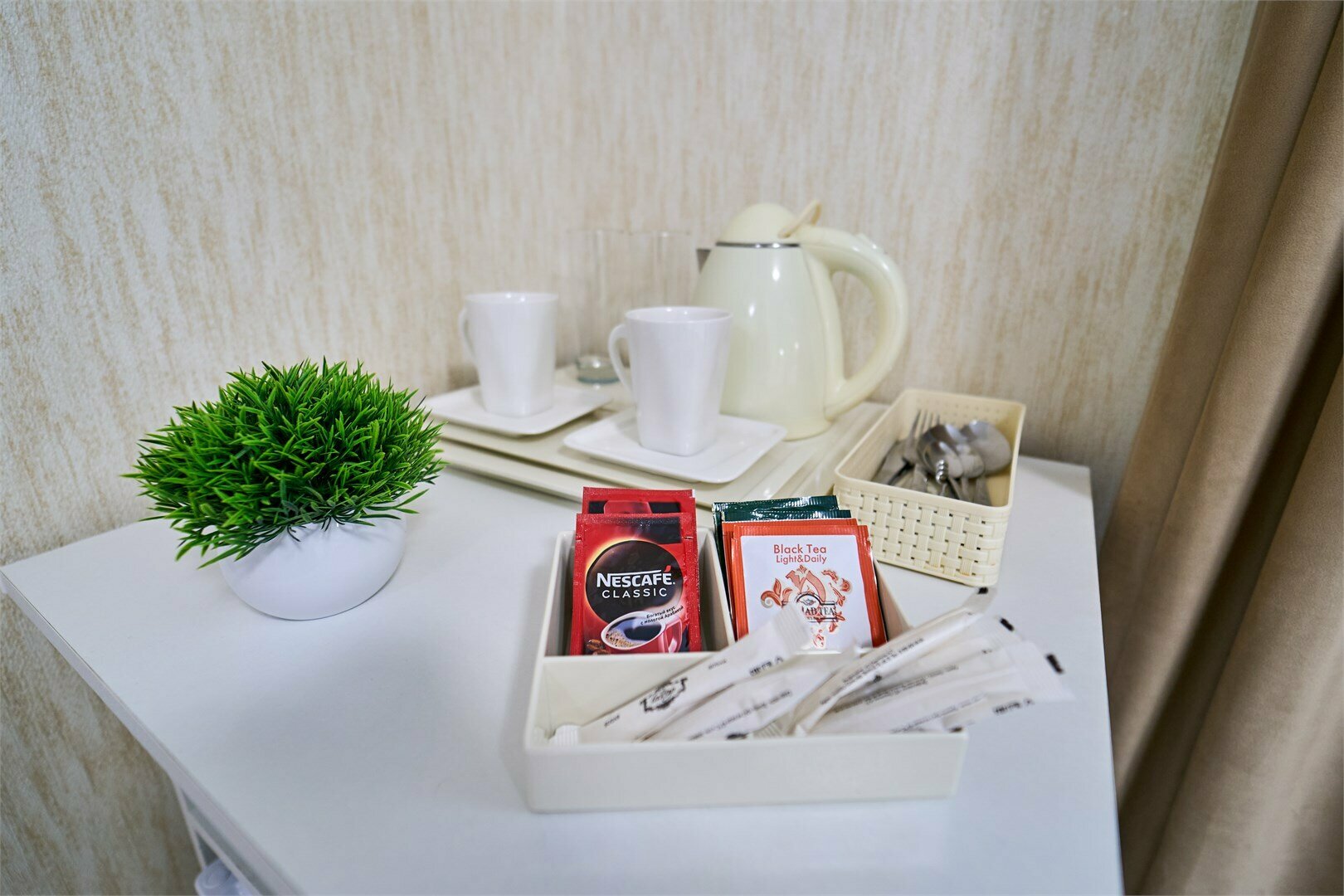 Стандарт улучшенный с двумя отдельными или одной двуспальной кроватью, вид во двор и на стену здания