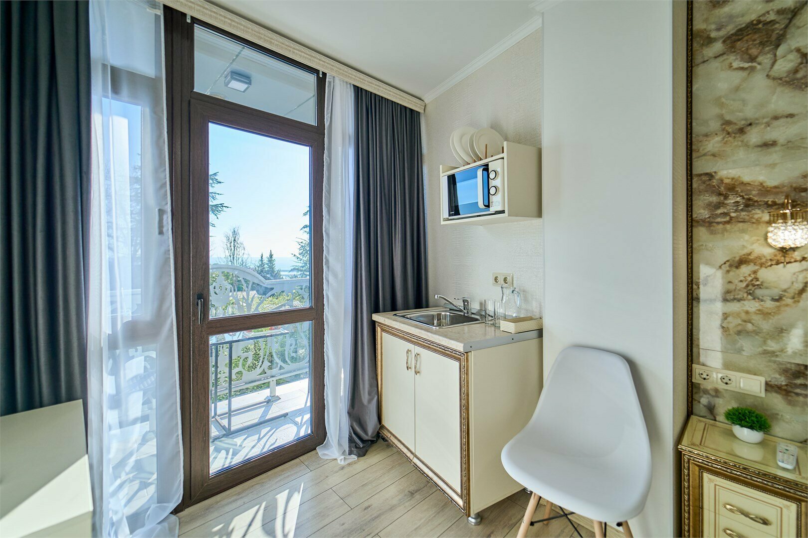 Студия Панорамная с балконом, мини кухней и видом на город и зелёную зону