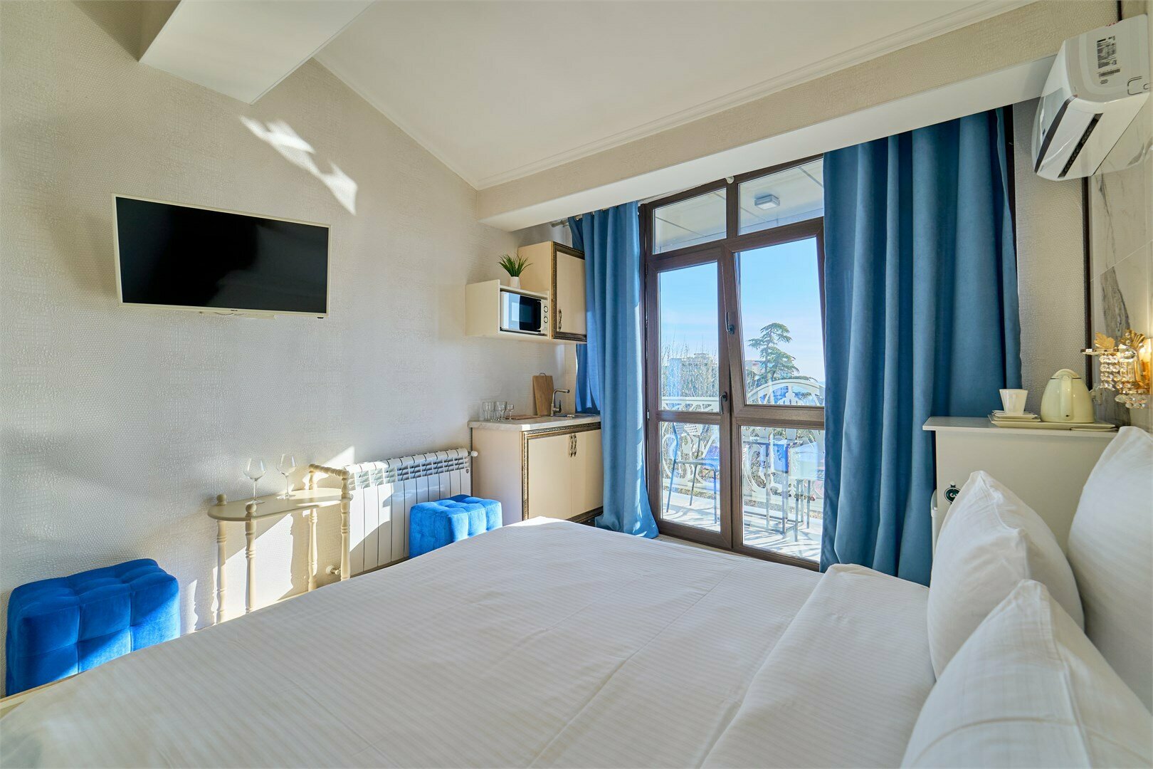 Студия Панорамная с балконом, мини кухней и видом на город и зелёную зону