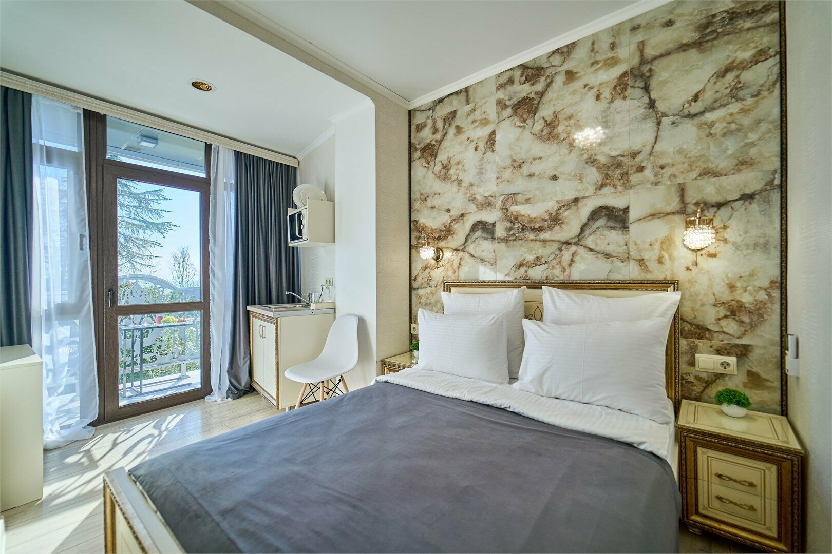 Студия Панорамная с балконом, мини кухней и видом на город и зелёную зону