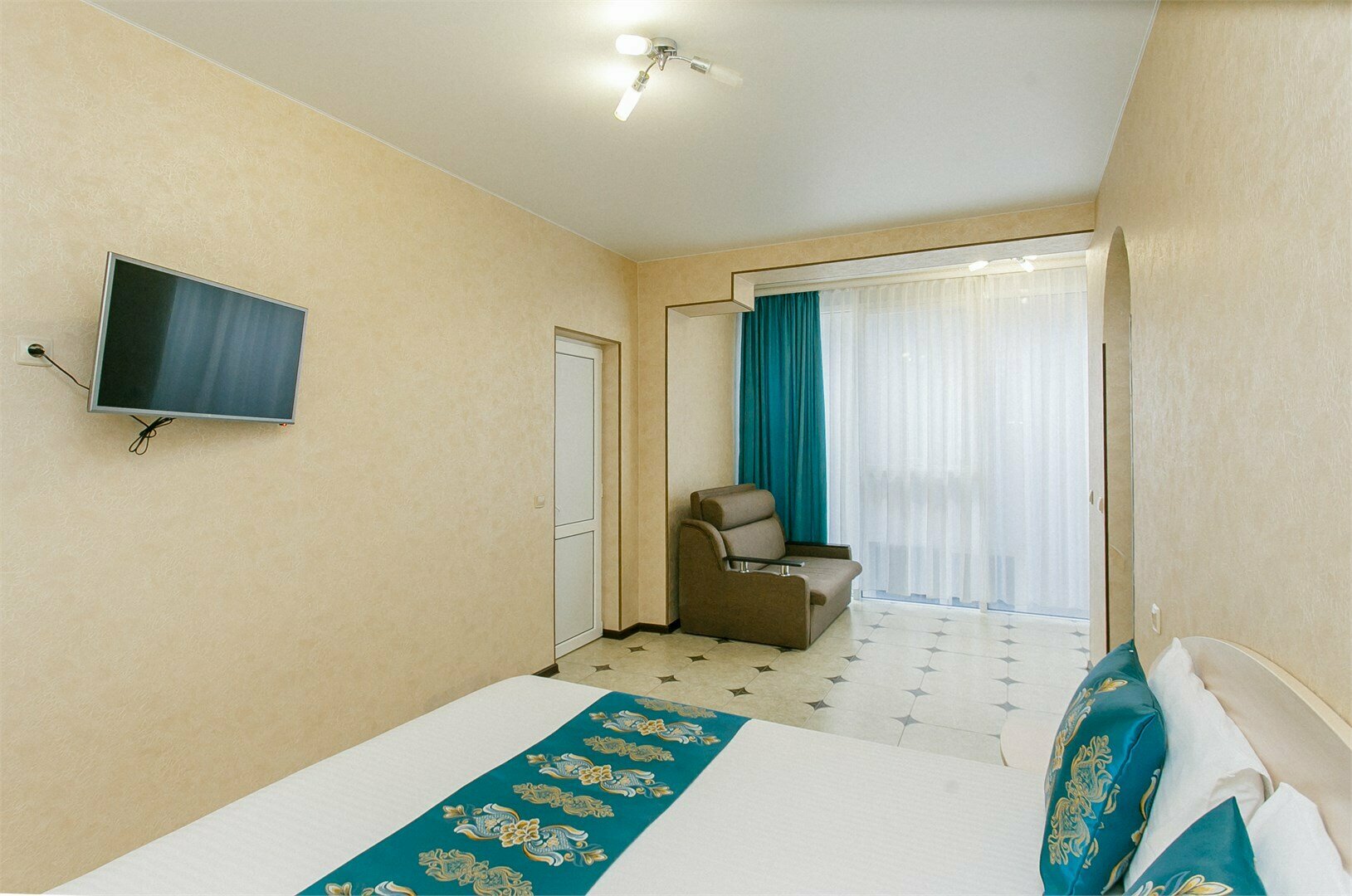 Трёхместный с балконом и видом на море