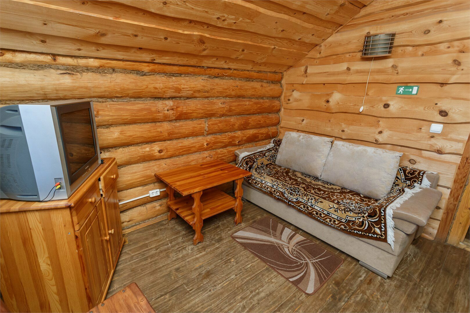 Дом с беседкой у озера №5