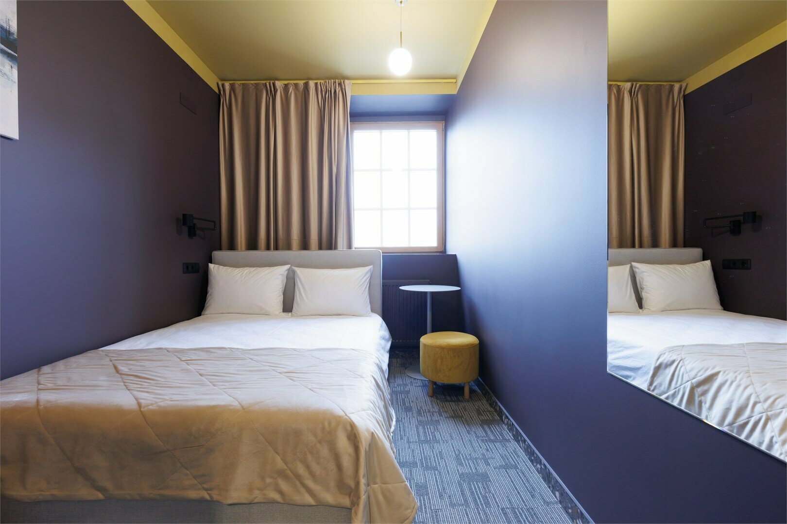 Небольшой двухместный номер с личными удобствами вне номера