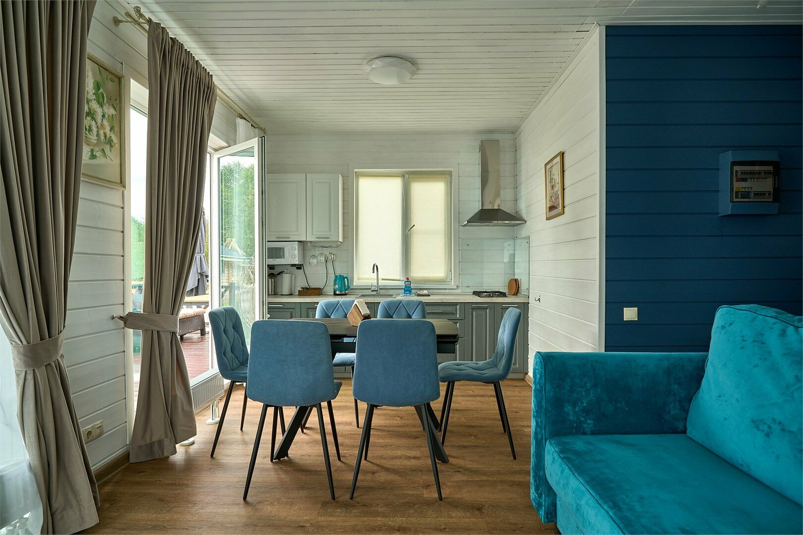 Коттедж с террасой и уличным джакузи