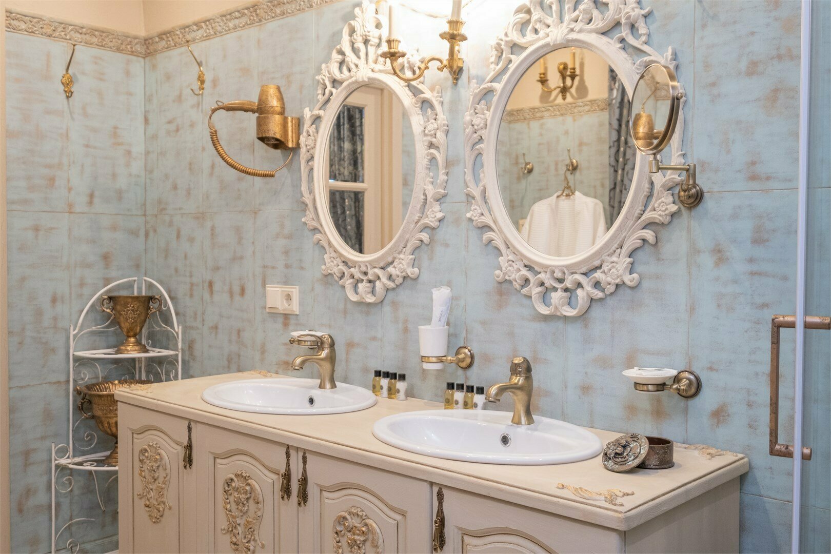 ДВОРЯНСКИЙ