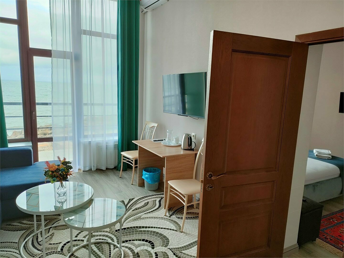 ДВУХКОМНАТНЫЙ ЛЮКС С ВИДОМ НА МОРЕ И БАЛКОНОМ