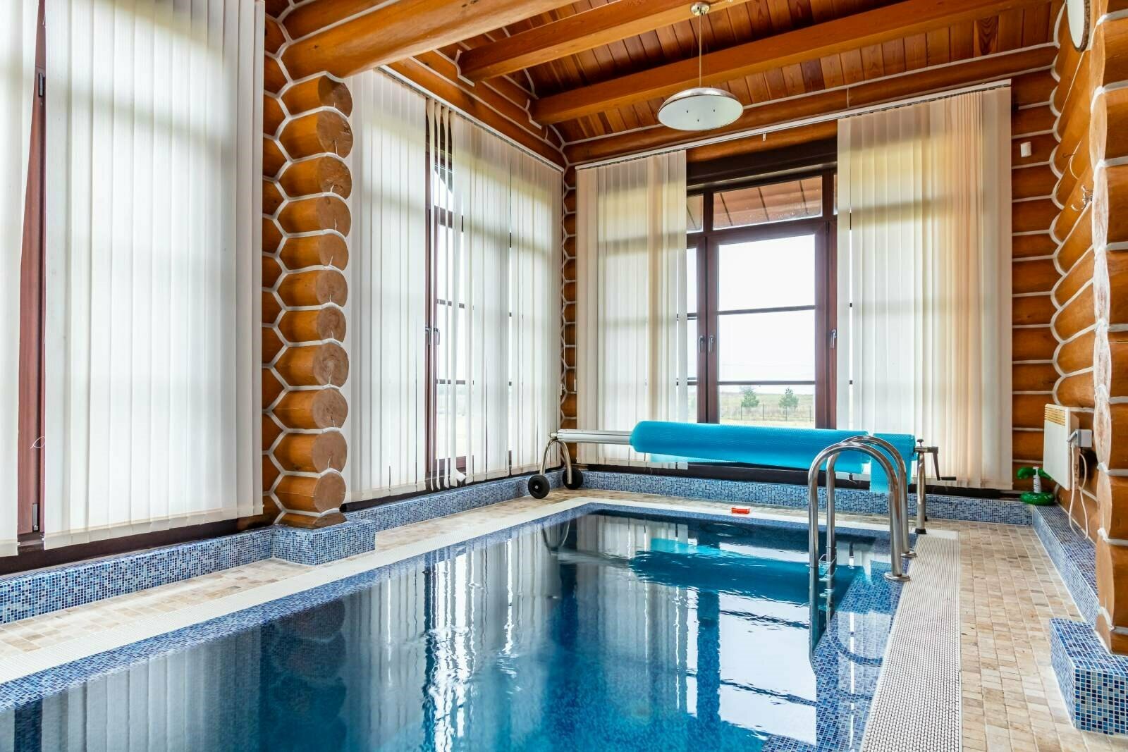 «Коттедж с бассейном»