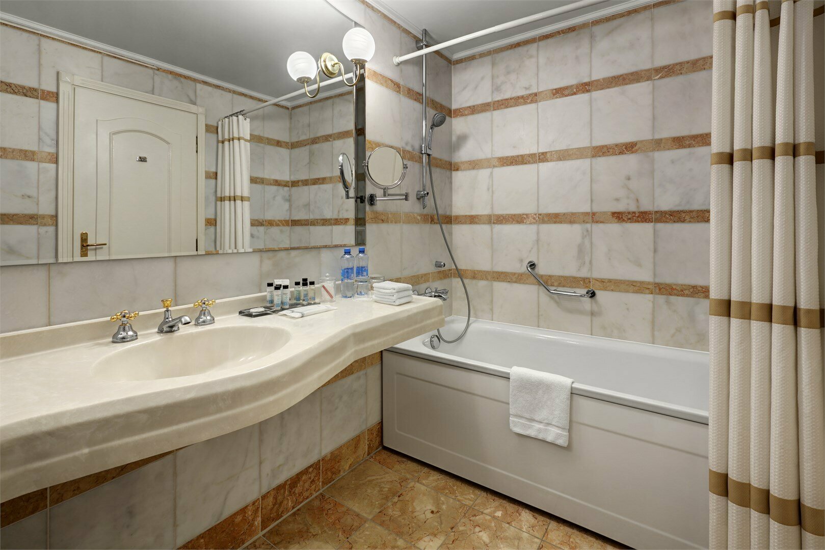 Двухкомнатный люкс, с одной большой кроватью