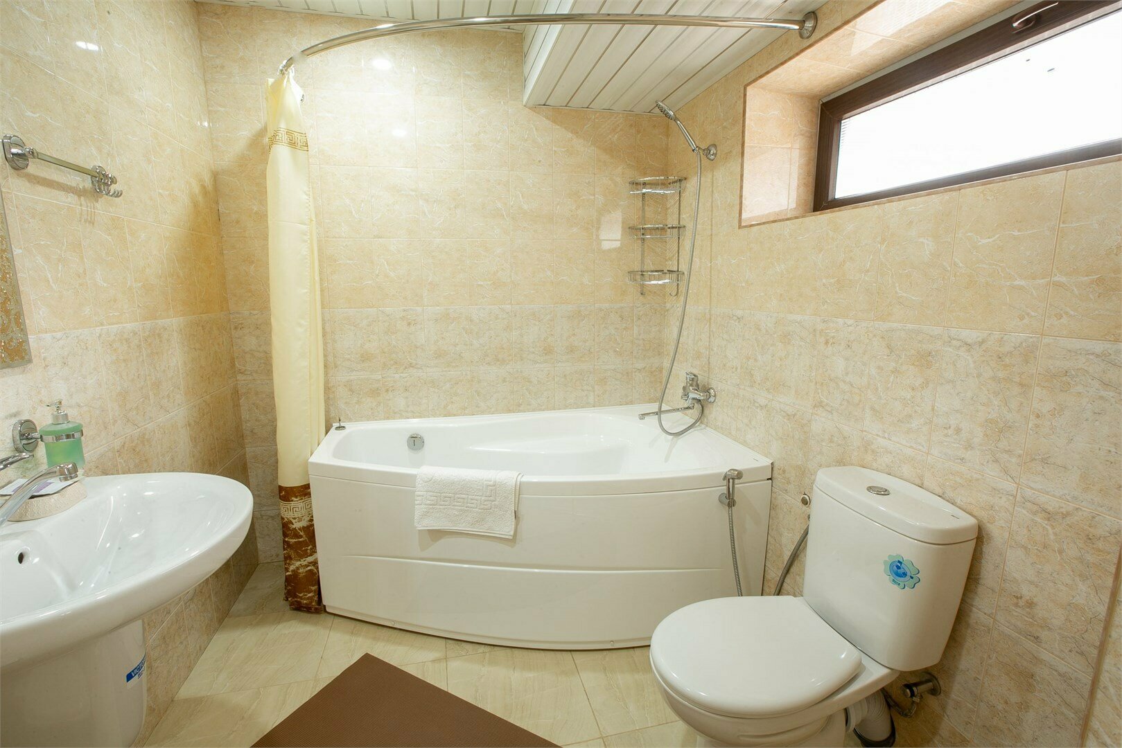 Улучшенный номер с кроватью размера «queen-size»