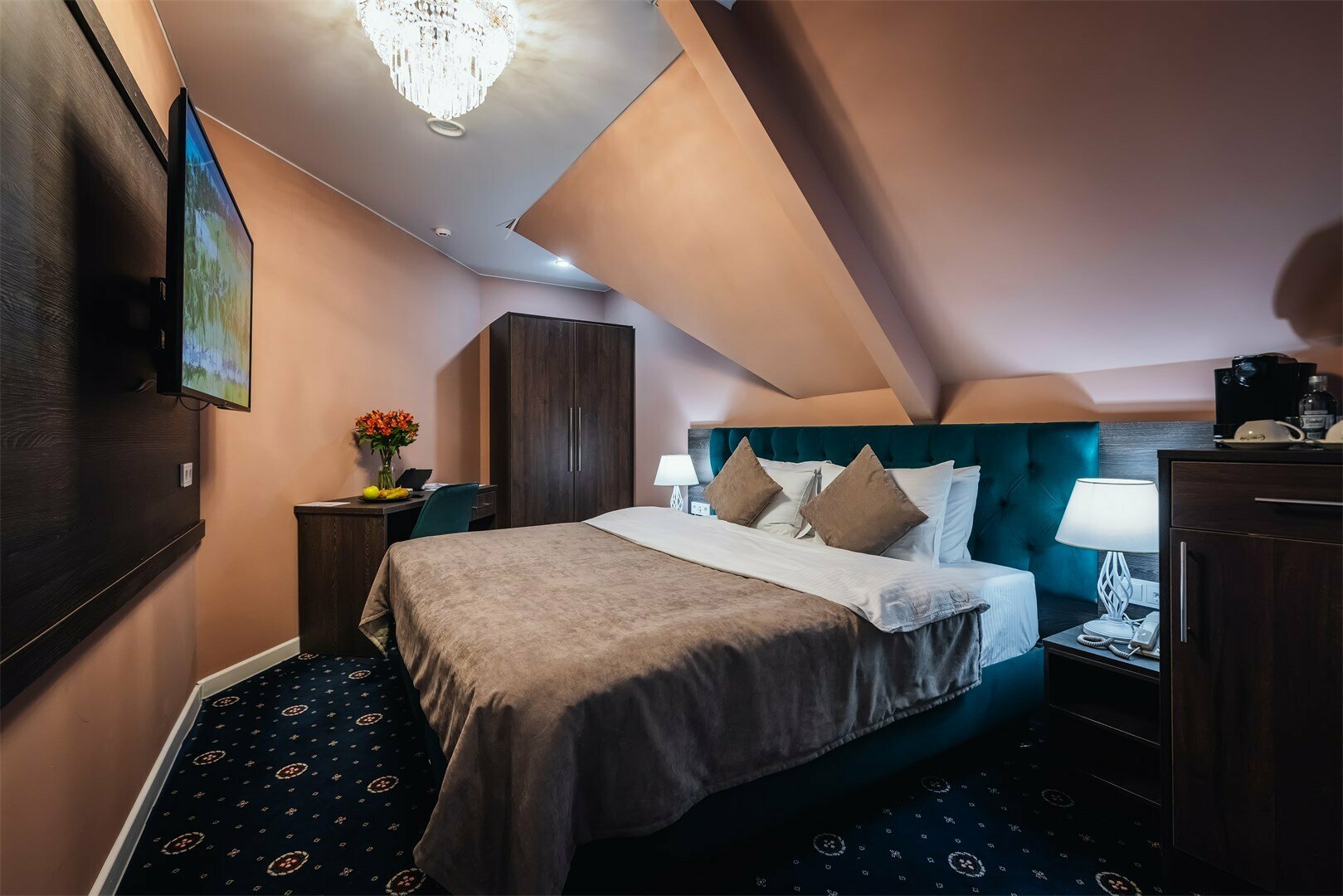 Номер на мансарде с окнами во двор