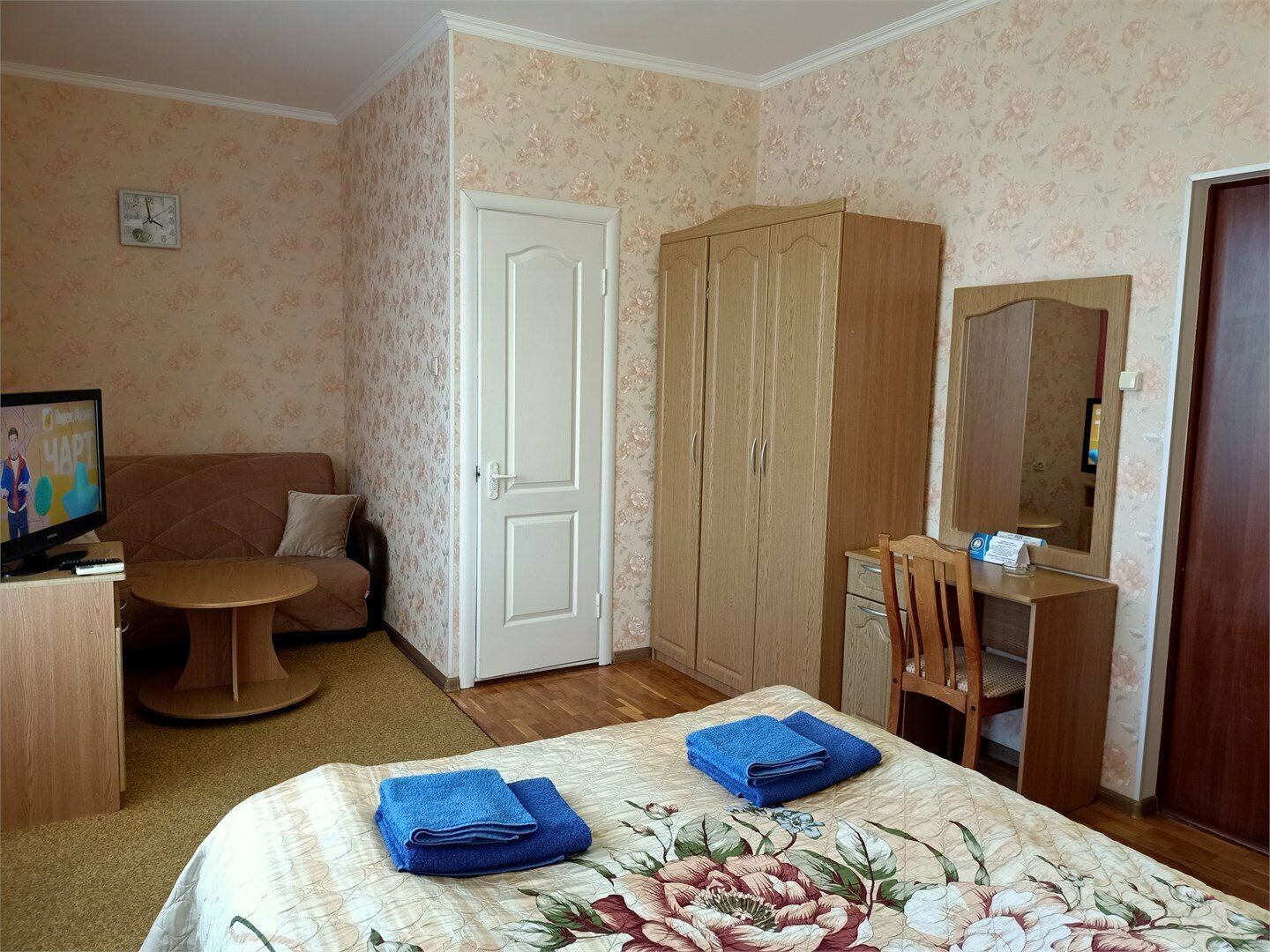 Номер с двуспальной кроватью и диваном