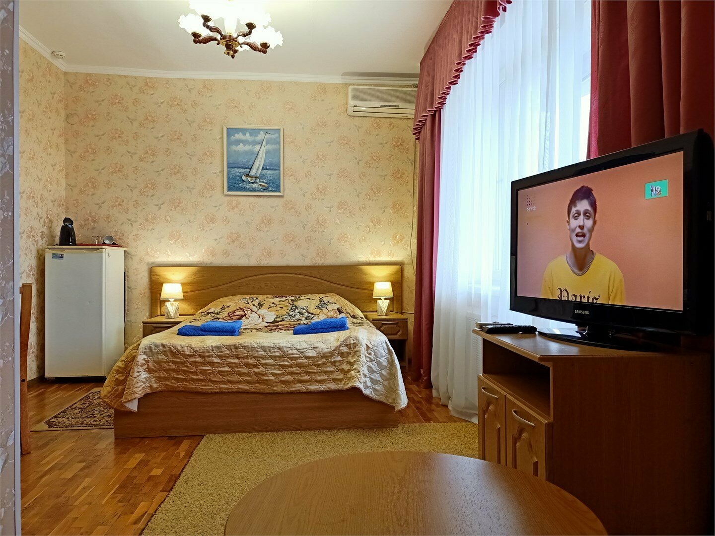 Номер с двуспальной кроватью и диваном