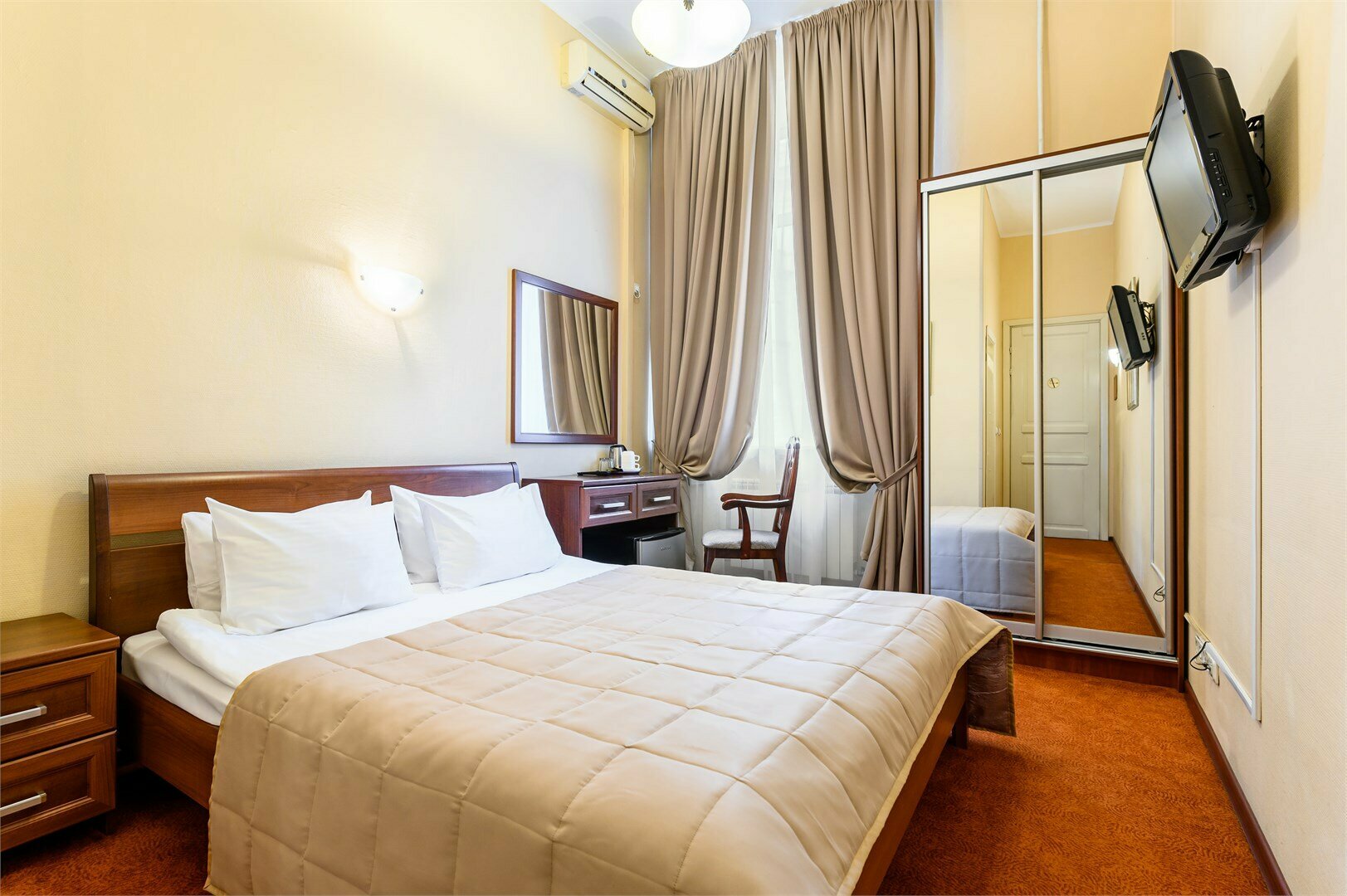 Стандартный номер с 1 кроватью и видом на улицу или во внутренний двор