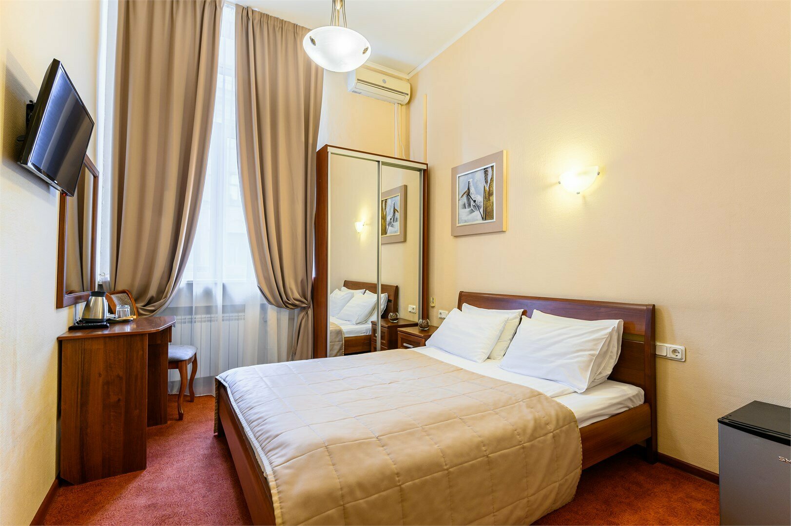 Стандартный номер с 1 кроватью и видом на улицу или во внутренний двор