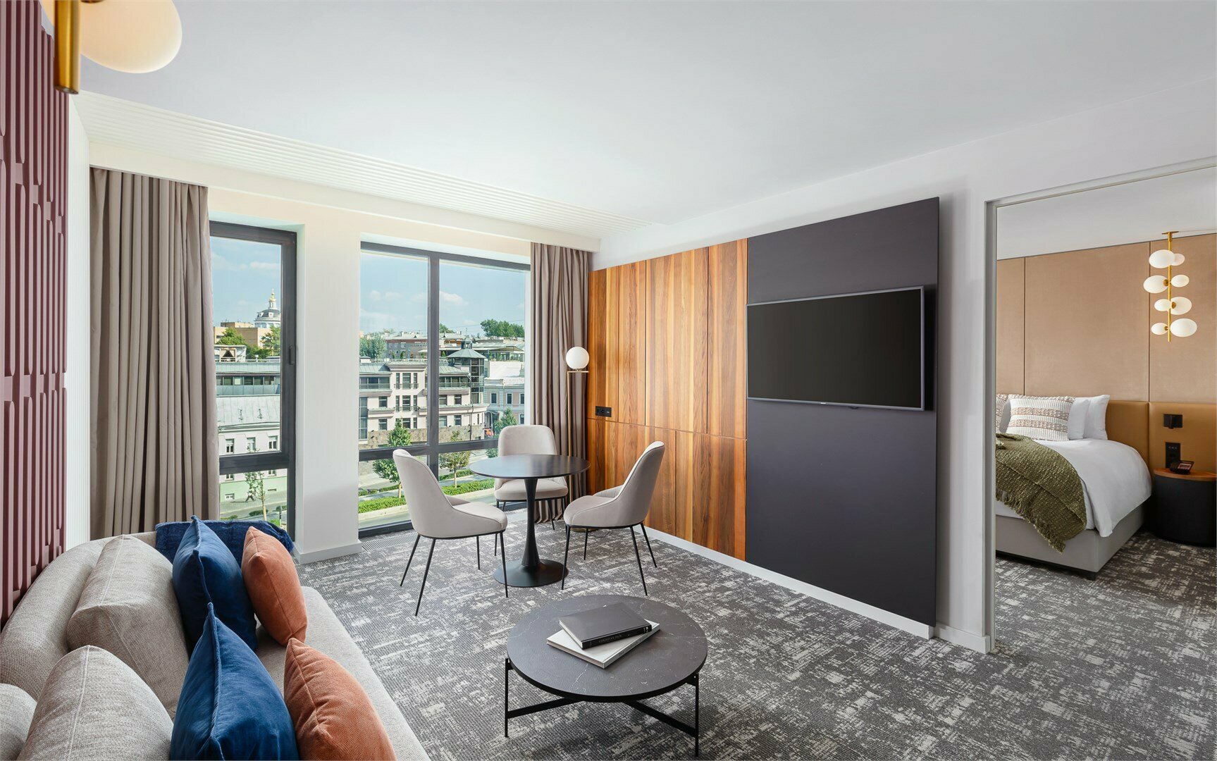 Номер Superior Suite, с видом на город - с двуспальной кроватью и диваном