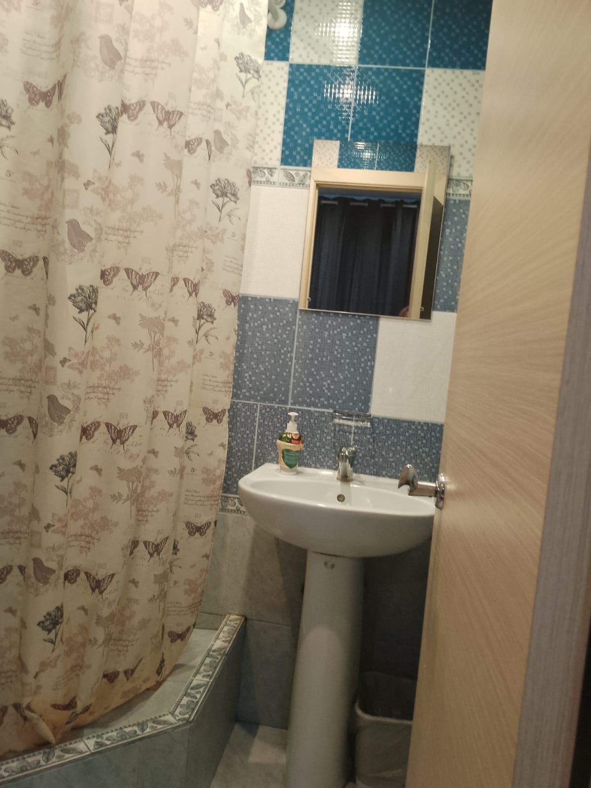 Отдельный двухместный номер в хостеле с санузлом