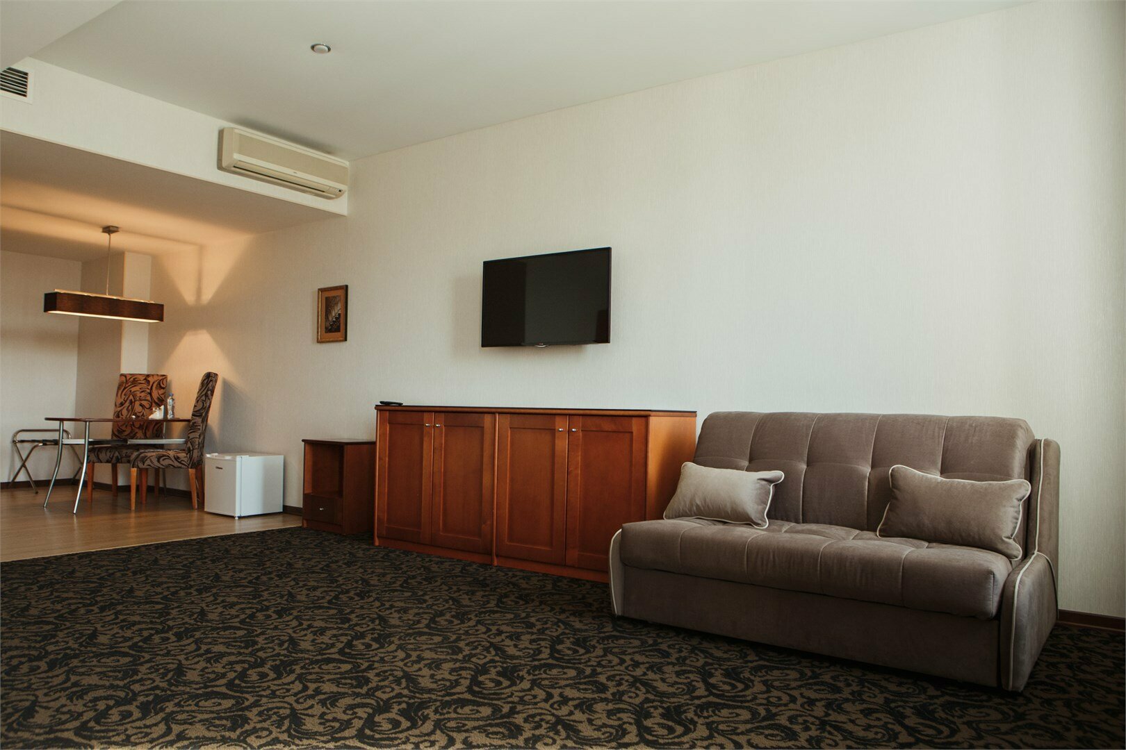 Бизнес класс комфортный с двумя кроватями/ или одной широкой кроватью и диваном-кроватью