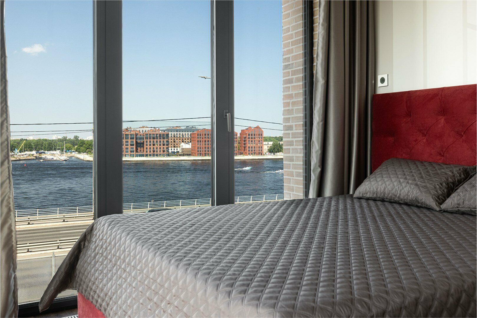 Lux апартамент для 5-х гостей с видом на реку