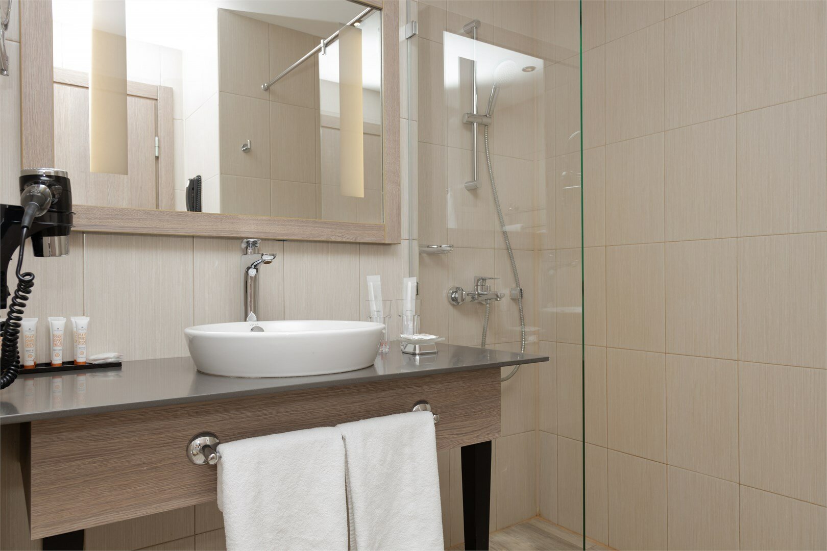 Стандартный двухместный номер с двумя раздельными кроватями (без балкона)