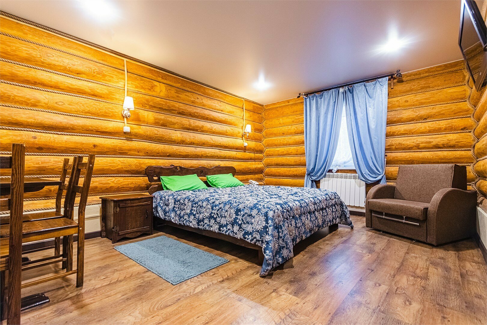 Двухместный номер с двуспальной кроватью и дополнительной кроватью