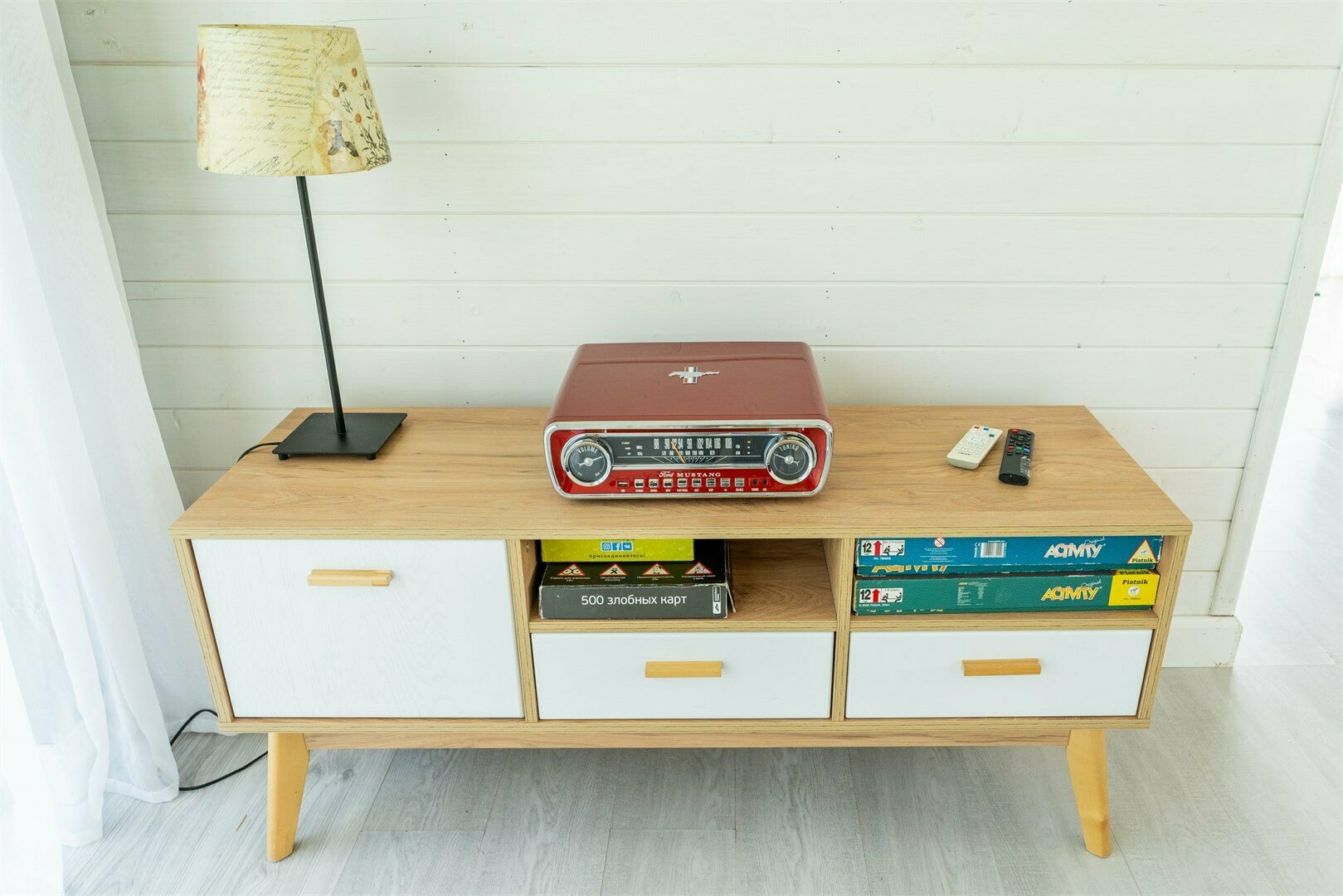 Белый дом у леса