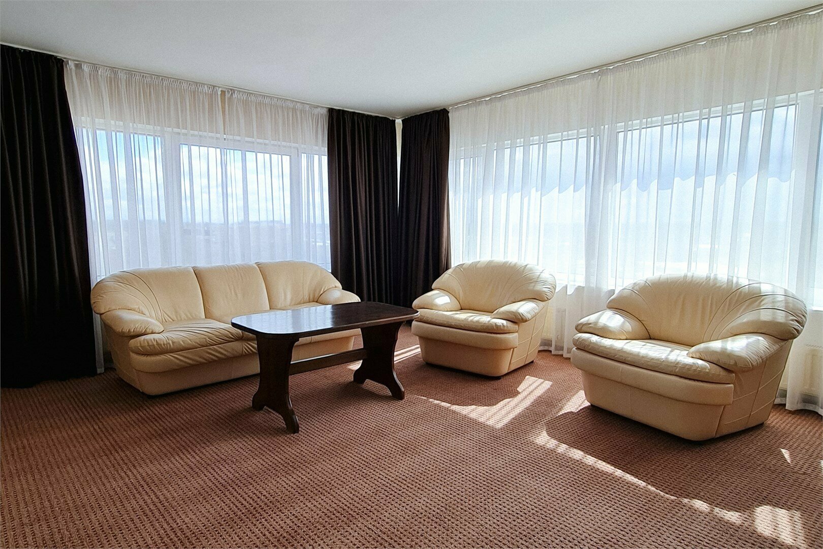 Двухкомнатный панорамный номер с одной общей кроватью и диваном