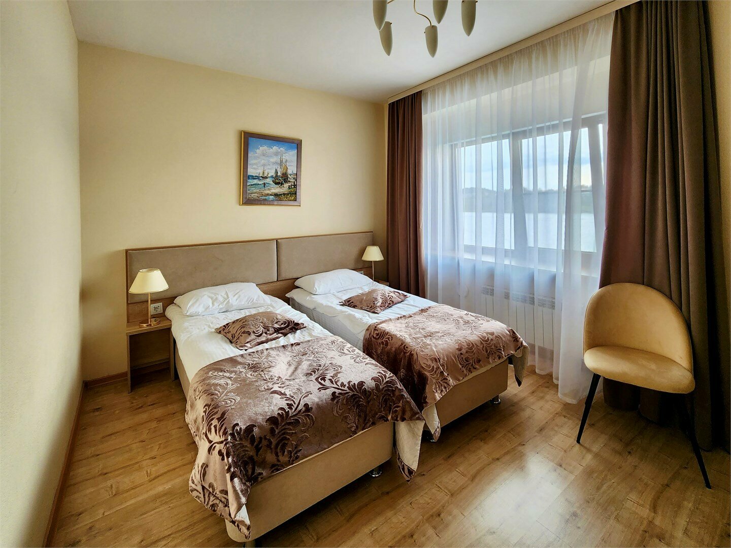 Двухместный стандарт с видом на озеро