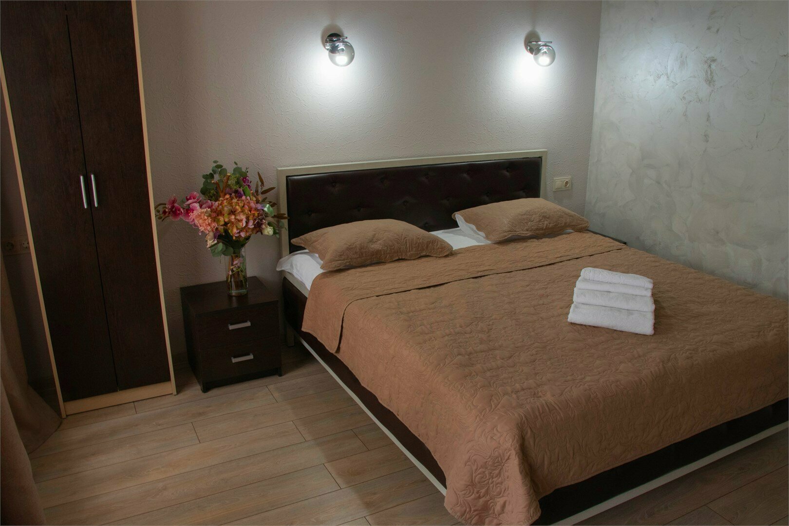 Двухместный номер с двуспальной кроватью и дополнительной кроватью