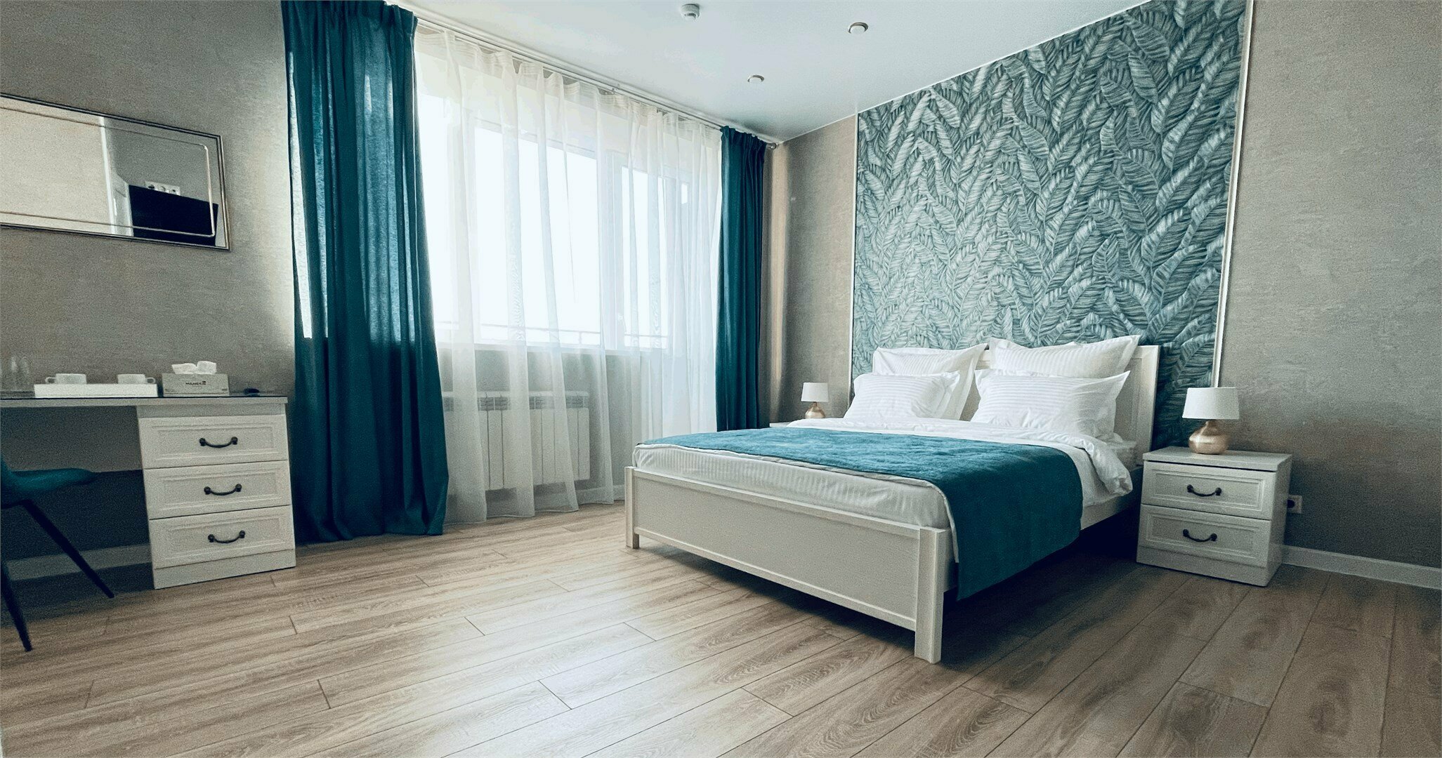 Двухместный номер-полулюкс с 1 кроватью queen-size (ширина 160 см) и балконом