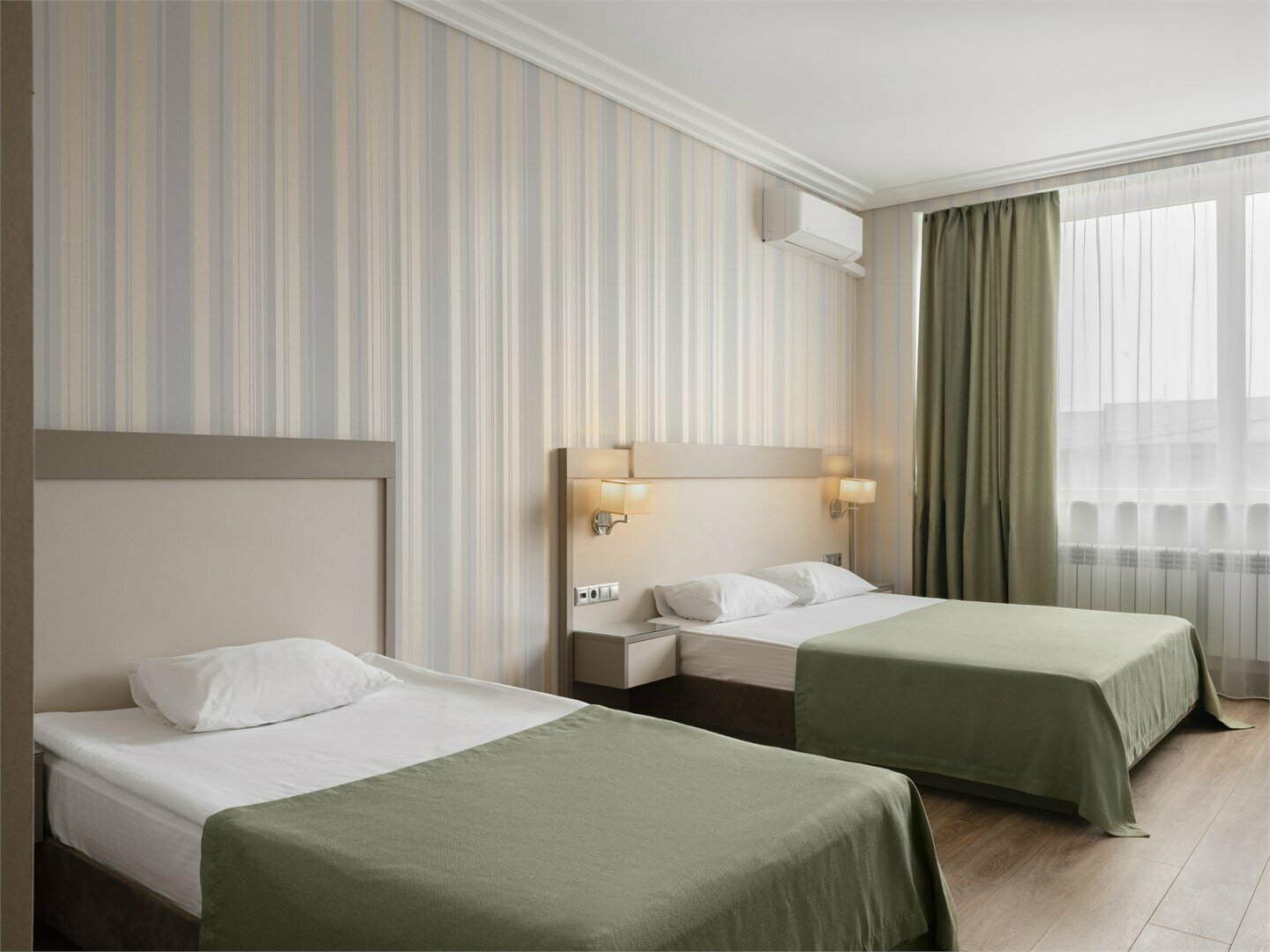 Семейный Полулюкс с 1 двуспальной и 1 односпальной кроватями