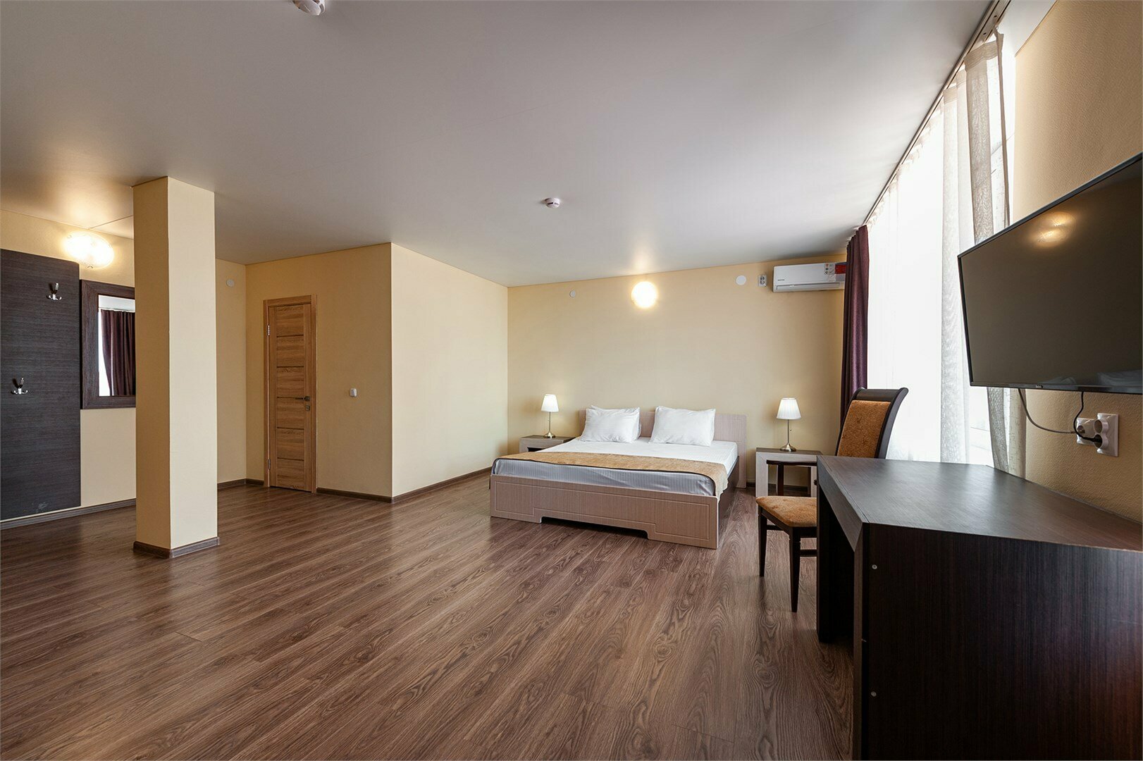 Полулюкс на троих-четверых гостей с балконом и видом во двор (в корпусе Б)