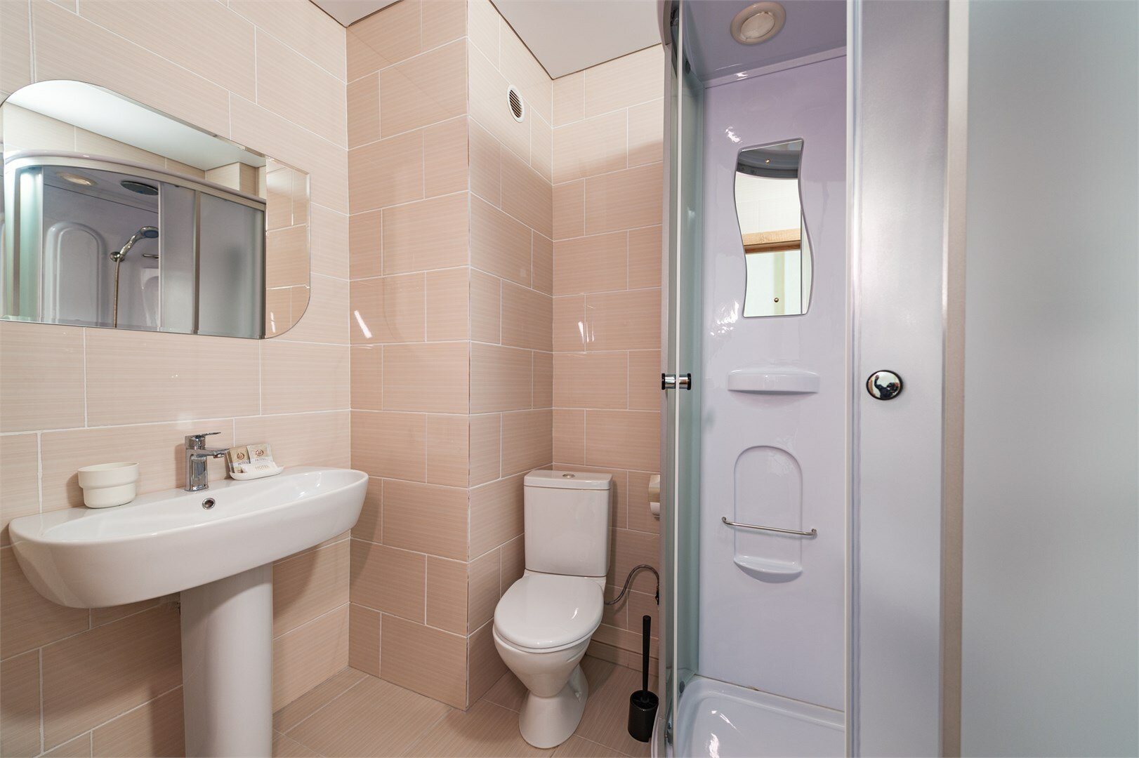 Двухуровневый большой семейный номер с балконом на 6-7 человек  и видом во двор (корпус Б)