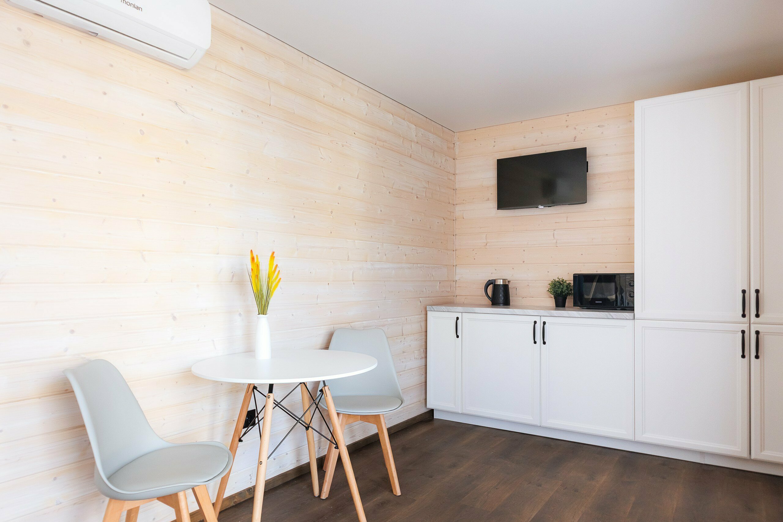 Однокомнатный домик с панорамными окнами и террасой