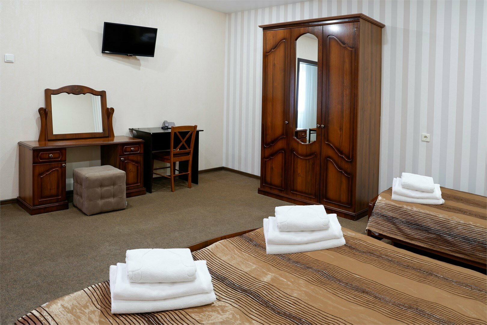 Апартаменты 3х местные с одной двуспальной кроватью, одной односпальной кроватью+два кресла-кровати