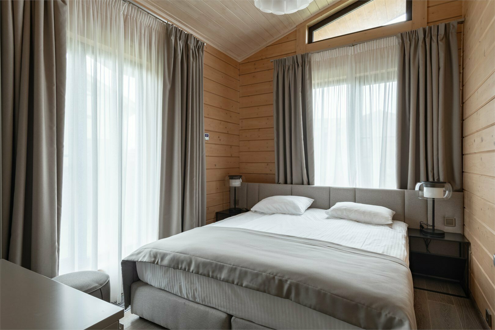 Коттедж "Царица осени" (4 спальни)