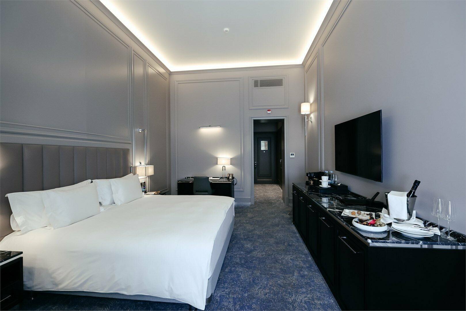 Делюкс с видом на Итальянскую улицу