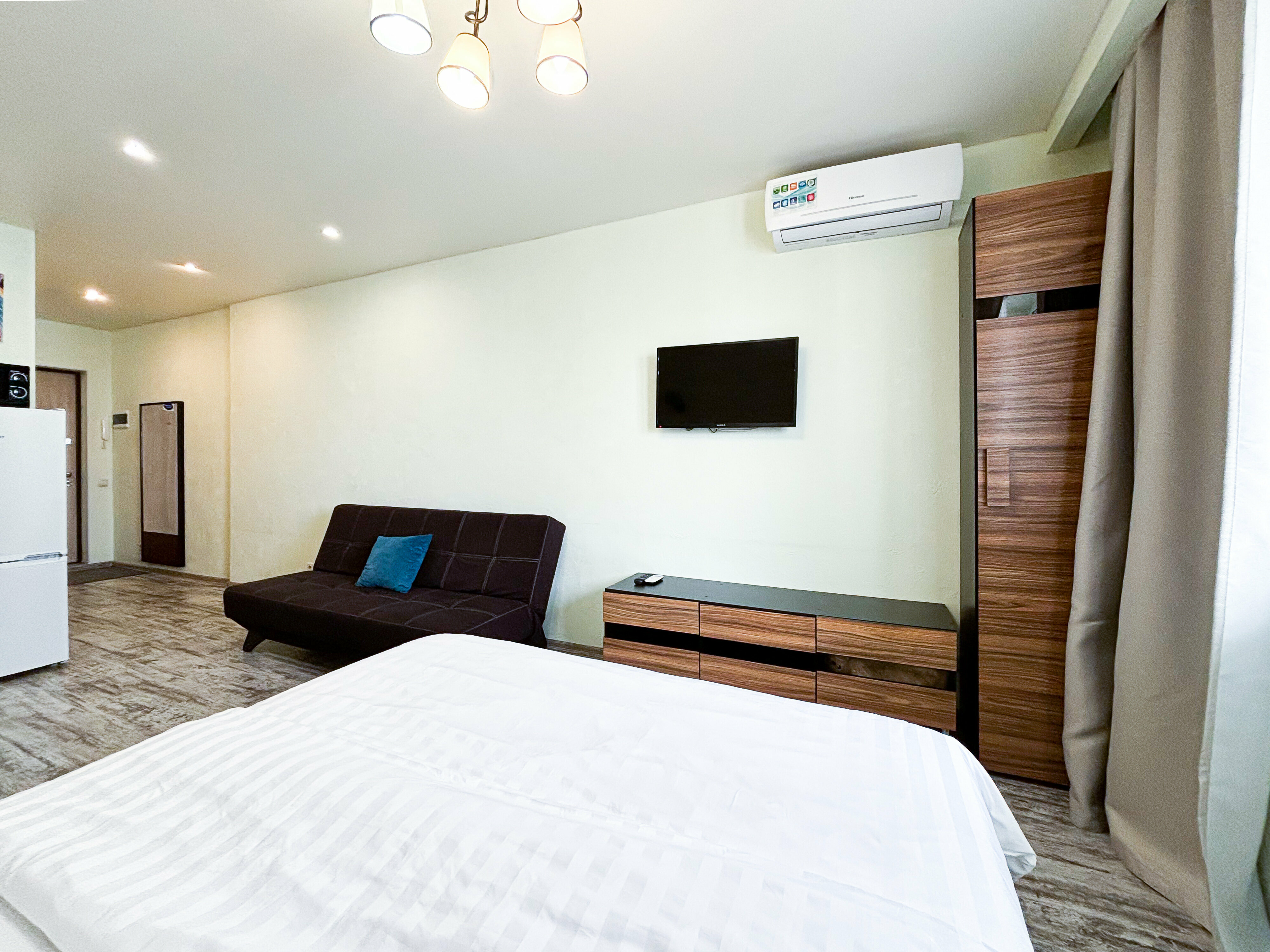 Номер-студия с кроватью размера "king-size" и диван-кроватью